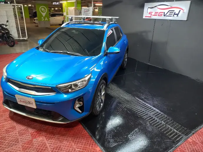 Kia	Stonic Zenith, Hibrída, MT	2022 